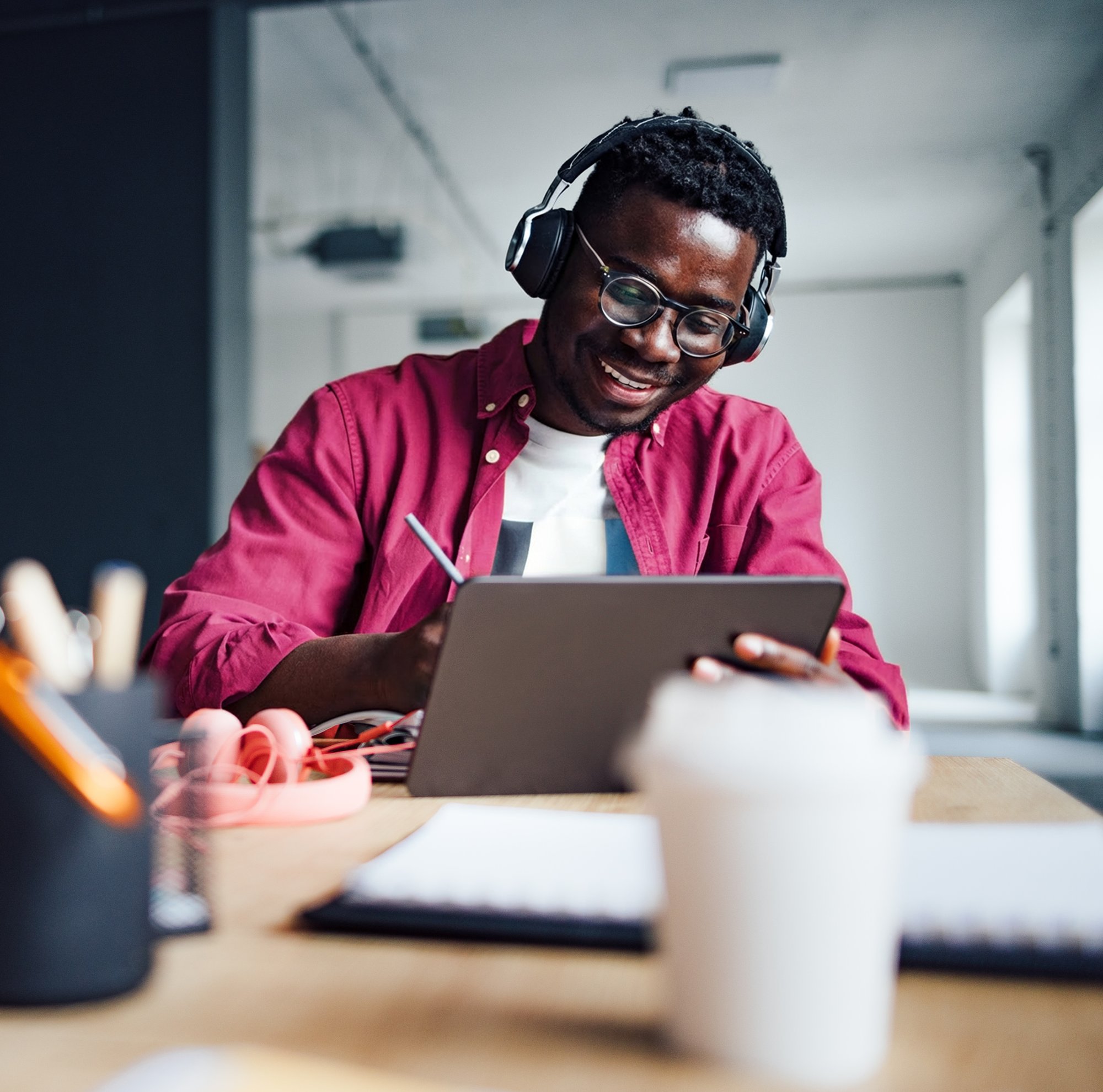 homem com casaco magenta